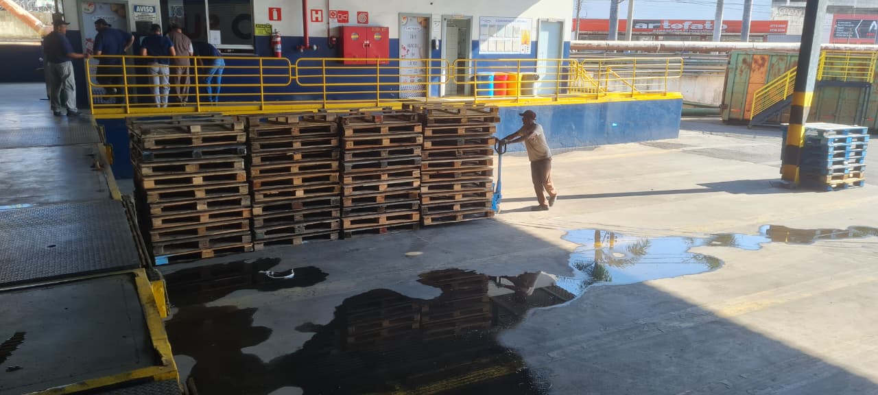 Pilhas de pallets organizadas